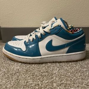 Jordan 1 Low SE Barcelona Cyber Teal. Size 8.